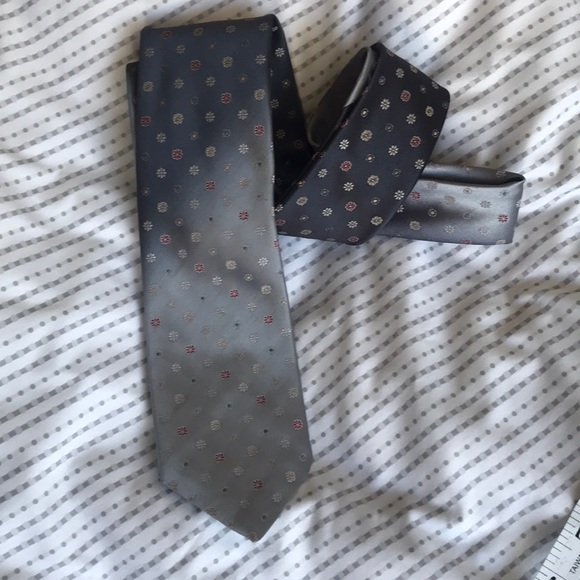 ๐ 10/$10 ๐ Gray Tie with flowers 3โ THE SOVEREIGN Tailored by BARRY - Picture 5 of 14
